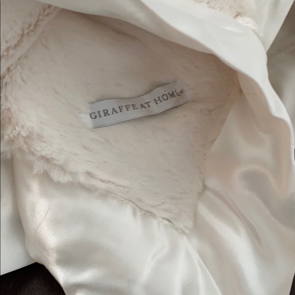GIRAFFE AT HOME NWT Luxe Throw Luxe - Picture 7 of 9